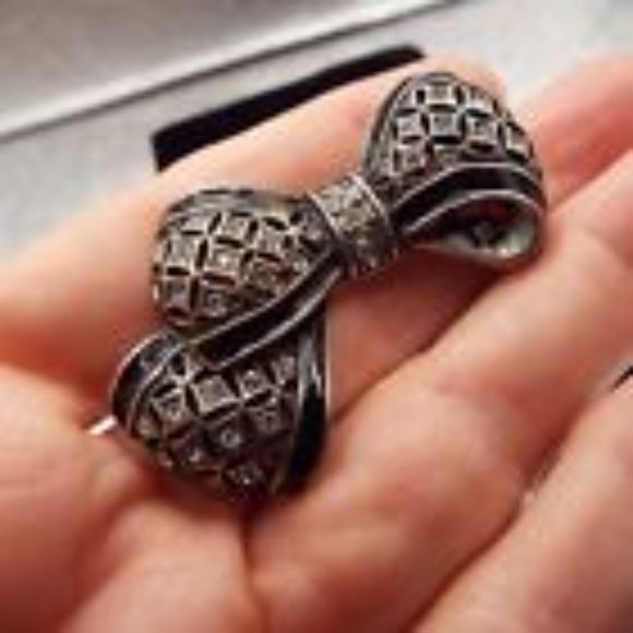 VINTAGE AK ANNE KLEIN CRYSTAL & BLACK ENAMEL BEAUTIFUL BOWTIE PIN 60 - Picture 2 of 2